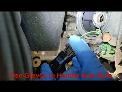 Replacing Headlights 2014-2020 Jeep Cherokee (30 Seconds)