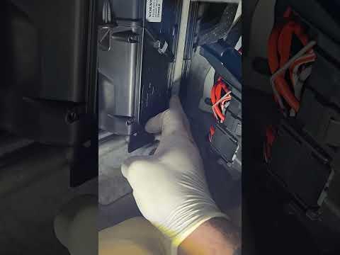 How to Replace the Cabin Air Filter on a 2011-2019 Volvo S60