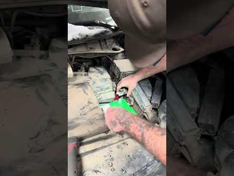How to replace  the battery on 2016 Nissan Murano in 2 minutes #automobile #mechanic #cars #battery
