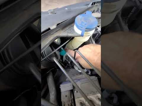 How to Replace Front Turn Signal Bulbs on a 2016-2018 Mercedes-Benz GLE350