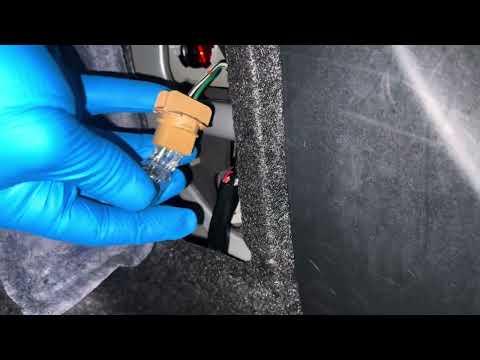 How to Replace Rear Turn Signal Bulbs on a 2000-2006 Toyota Camry (7440)