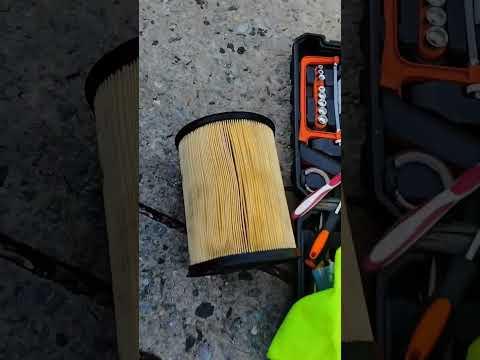 How to Replace the Engine Air Filter on a 2012-2018 Ford Focus (Step-by-Step Guide) (Engine: Inline 4 2.0L)
