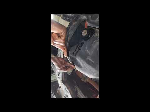 2014 Toyota Camry hybrid Engine. Oil change.#automobile #mechanic #toyota