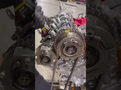 Timing chain installation on a Toyota 2GR-FKS motor.