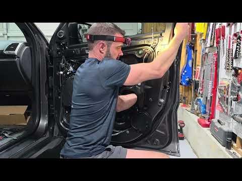 Jeep Grand Cherokee WK2 (2011-2022) front door lock / latch actuator installation.