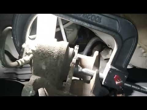 NISSAN ROGUE SV AWD 2017 FRONT BRAKE PADS AND ROTORS REPLACEMENT